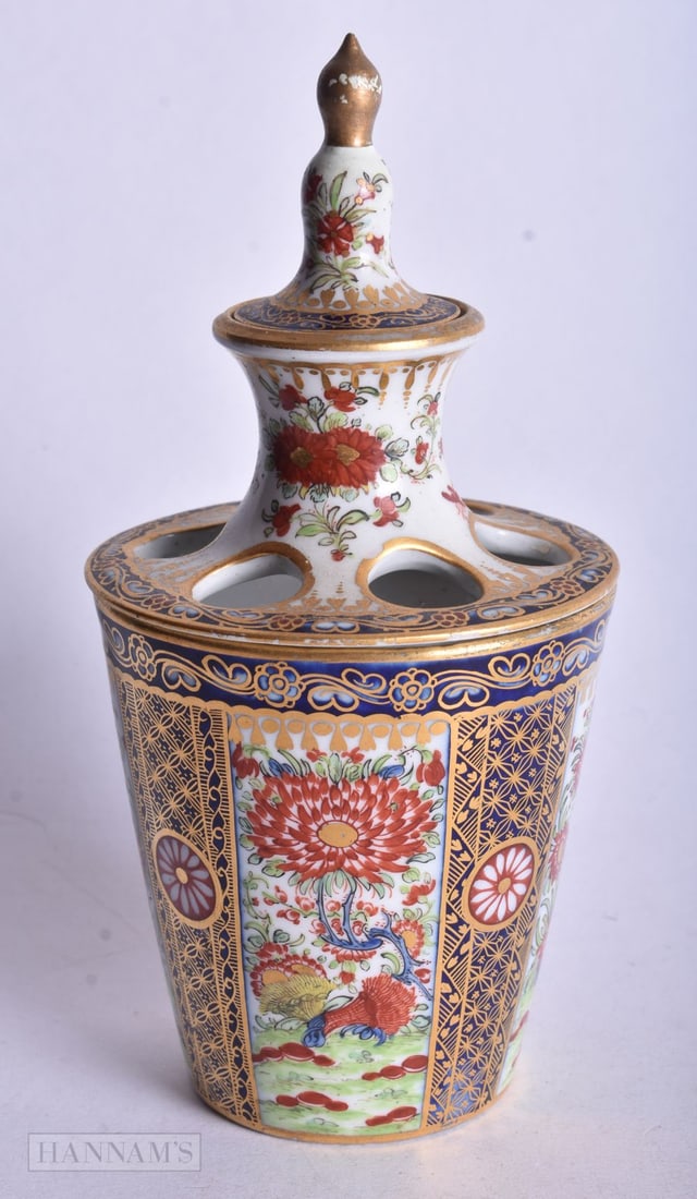Chamberlains Worcester pot pourri and two covers painted in Rich Queens pattern, 17 cm high: Chamberlains Worcester pot pourri and two covers painted in Rich Queens pattern, 17 cm high