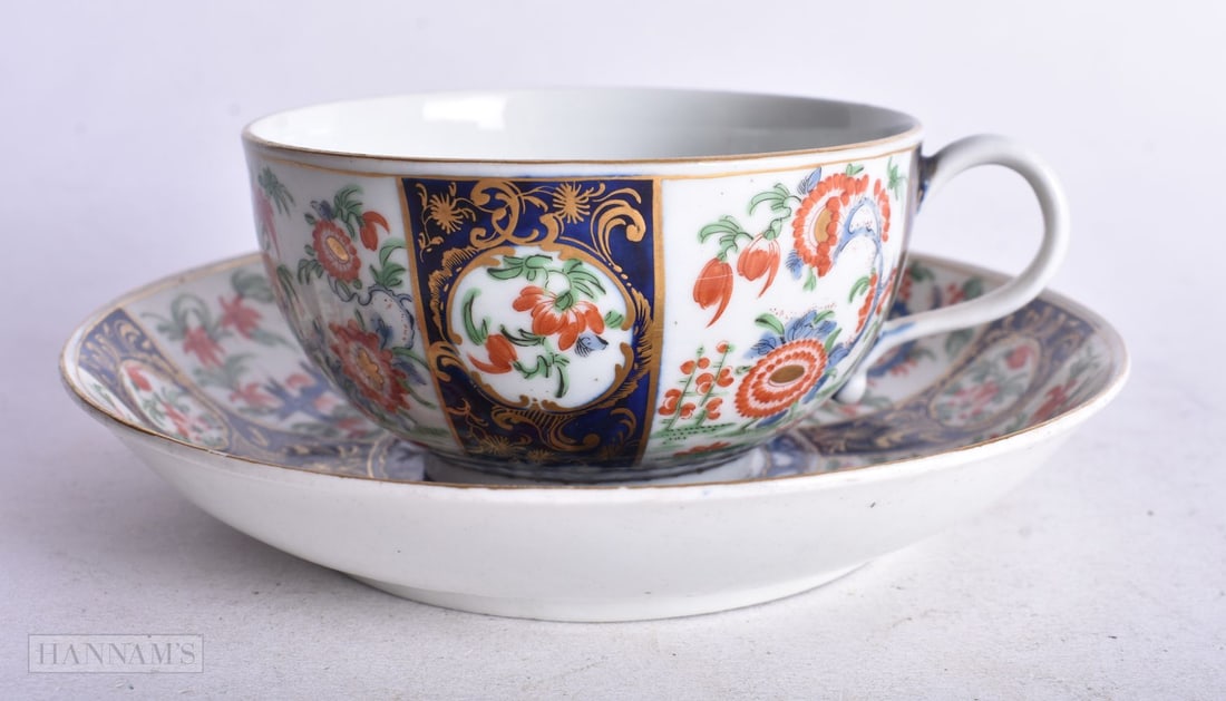 Worcester teacup and saucer painted with a kakiemon style pattern, fretted square mark,13 cm diamete: Worcester teacup and saucer painted with a kakiemon style pattern, fretted square mark,13 cm diameter