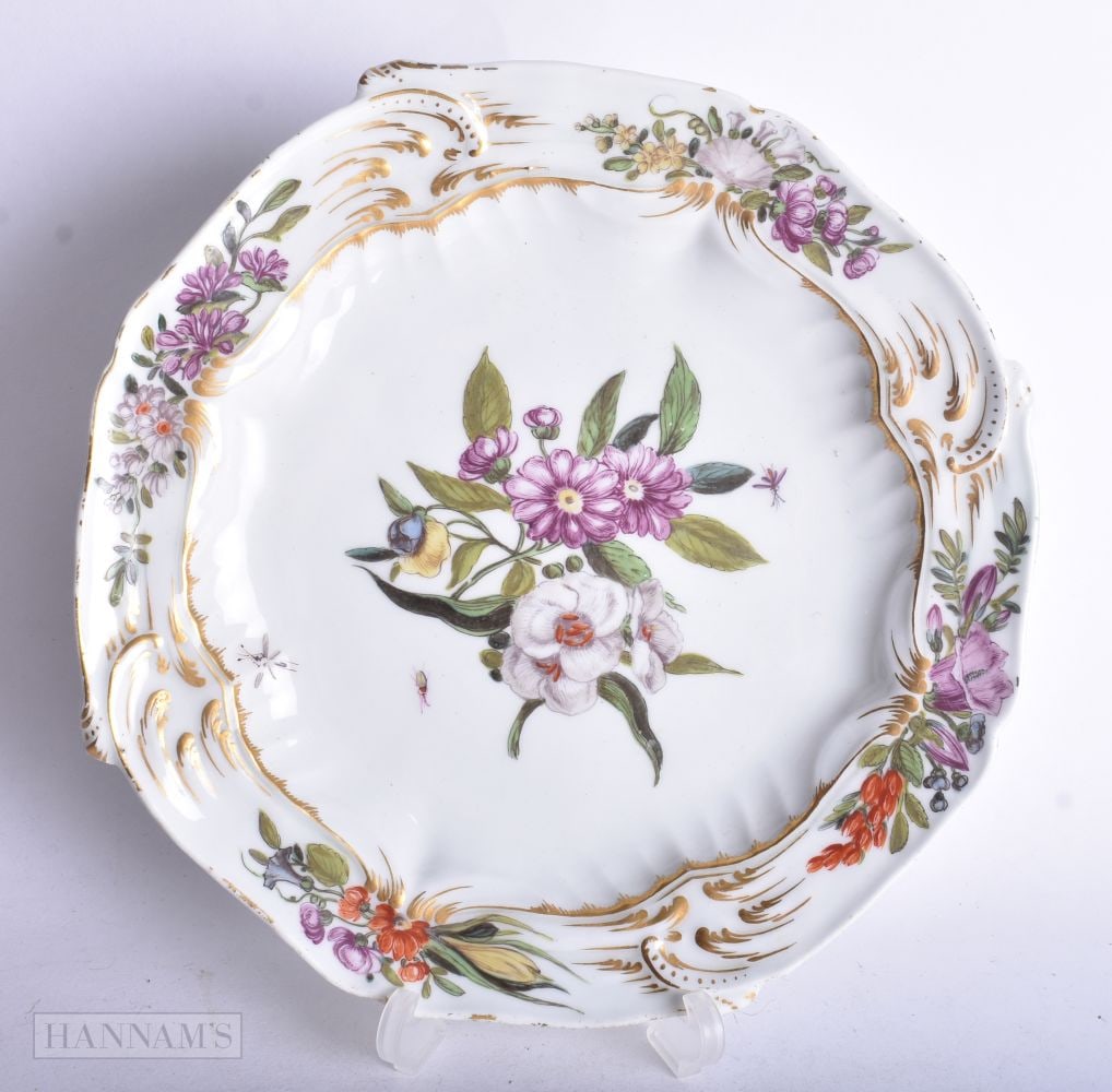 Chelsea beautiful plate painted with naturalistic flowers and three instincts, gold anchor mark, 22.: Chelsea beautiful plate painted with naturalistic flowers and three instincts, gold anchor mark, 22.5 cm
