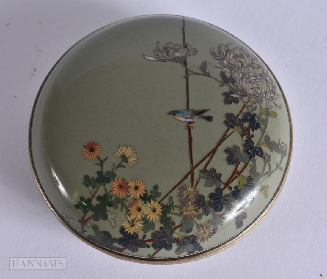 A LATE 19TH CENTURY JAPANESE MEIJI PERIOD CLOISONNE ENAMEL KOGO AND COVER decorated with a bird amon: A LATE 19TH CENTURY JAPANESE MEIJI PERIOD CLOISONNE ENAMEL KOGO AND COVER decorated with a bird amongst foliage. 7.75 cm wide.