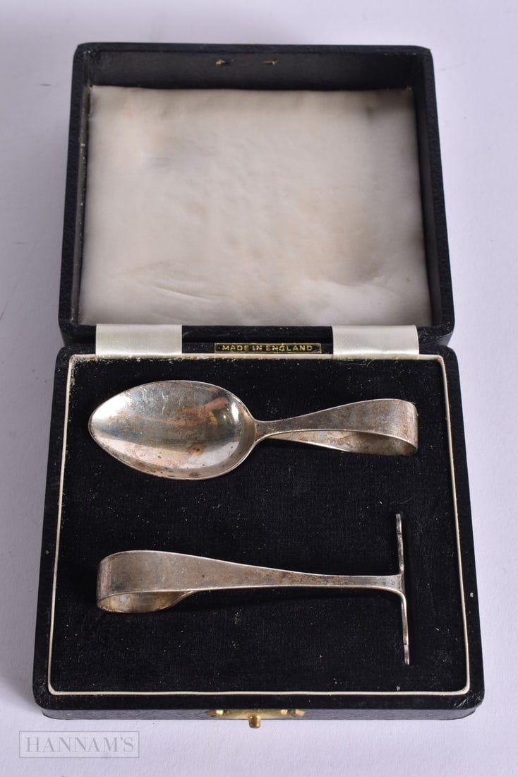 A BOXED SILVER CHRISTENING SET. 42 grams. 11.5 cm wide. (1 of 7)