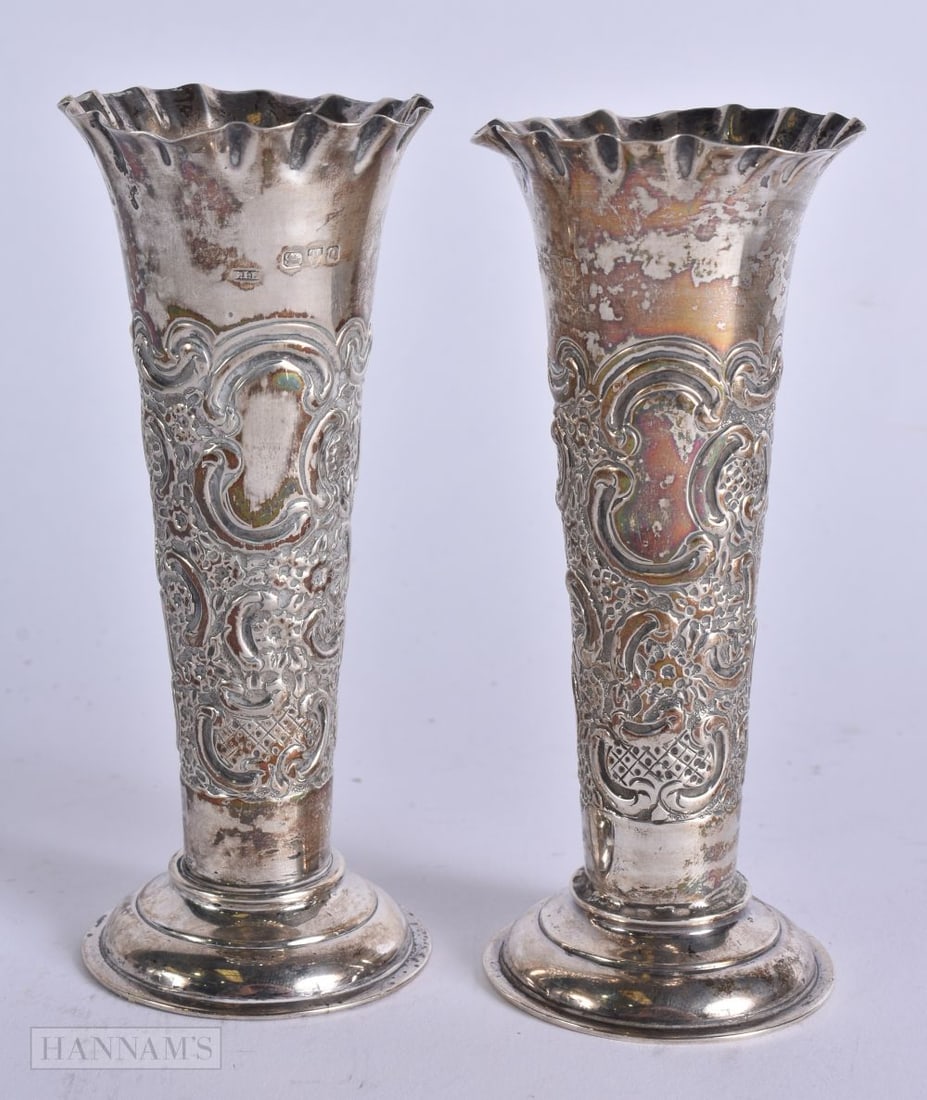A pair of late Victorian weighted silver trumpet-form vases, Stokes and Ireland, Chester, 1899, 13 c: A pair of late Victorian weighted silver trumpet-form vases, Stokes and Ireland, Chester, 1899, 13 cm, 238 grams.
