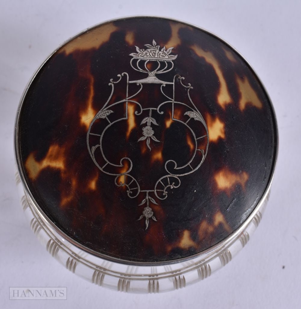 AN ANTIQUE SILVER PIQUE WORK TORTOISESHELL BOX AND COVER. 9 cm wide. (1 of 5)