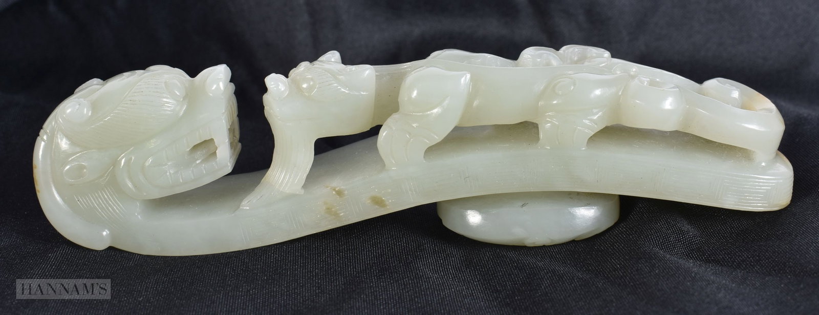 A FINE 18TH CENTURY CHINESE CARVED JADE BELT HOOK Qing, of exceptional quality. 12 cm long.: A FINE 18TH CENTURY CHINESE CARVED JADE BELT HOOK Qing, of exceptional quality. 12 cm long.