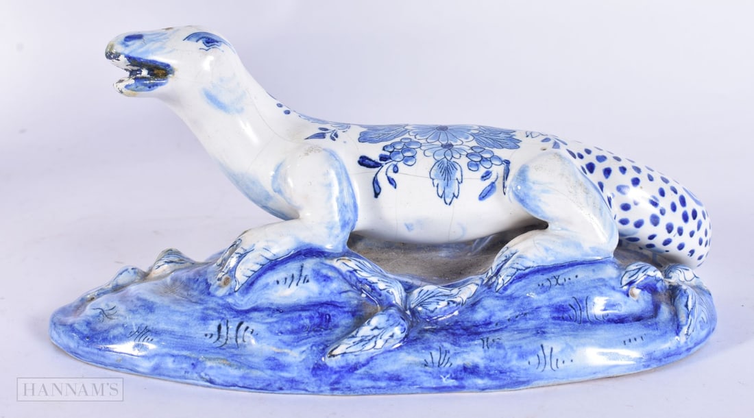 AN UNUSUAL ANTIQUE DELFT FAIENCE TIN GLAZED BLUE AND WHITE LIZARD. 21 cm wide. (1 of 5)