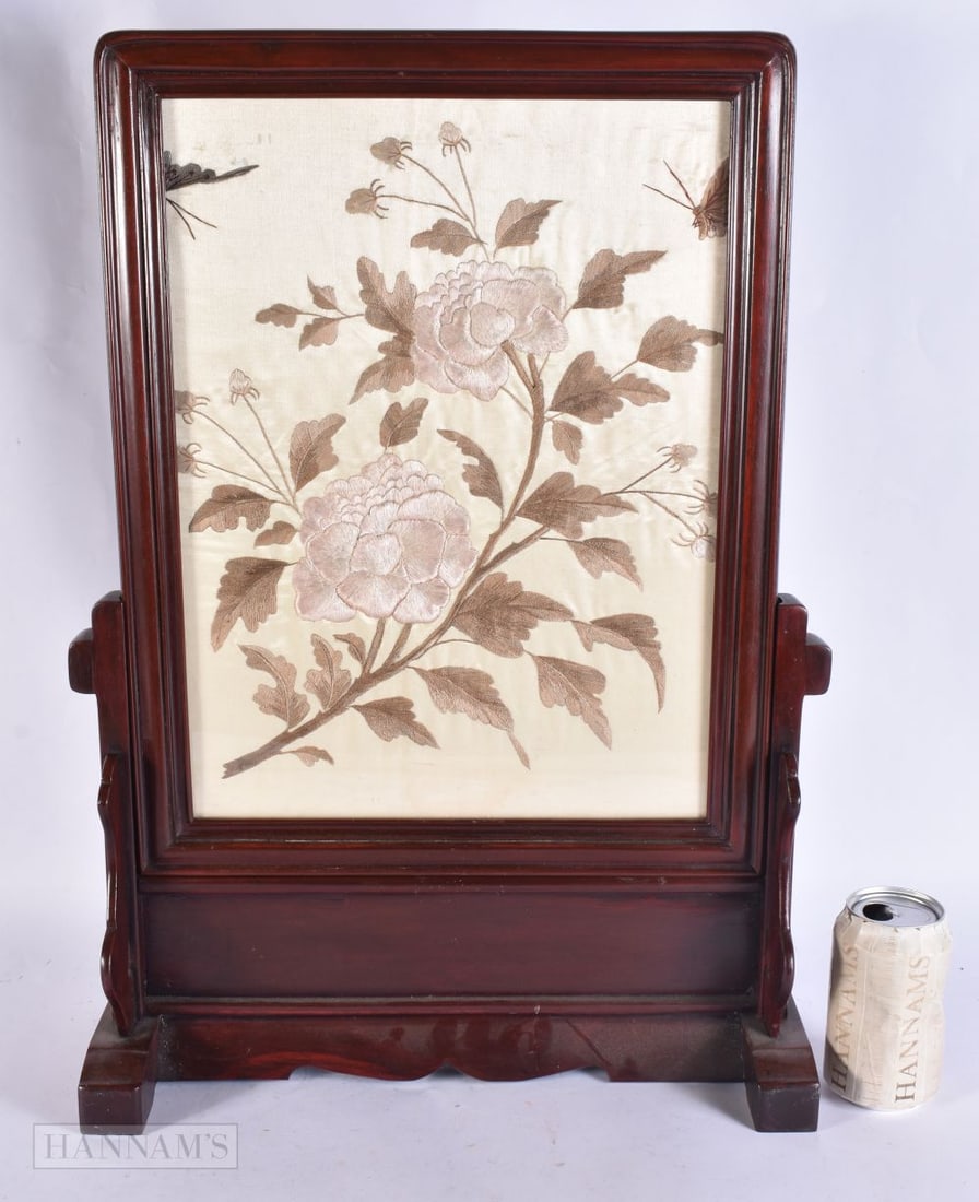AN EARLY 20TH CENTURY CHINESE SILK EMBROIDERED SCHOLARS SCREEN Late Qing. 58 cm x 34 cm.: AN EARLY 20TH CENTURY CHINESE SILK EMBROIDERED SCHOLARS SCREEN Late Qing. 58 cm x 34 cm.