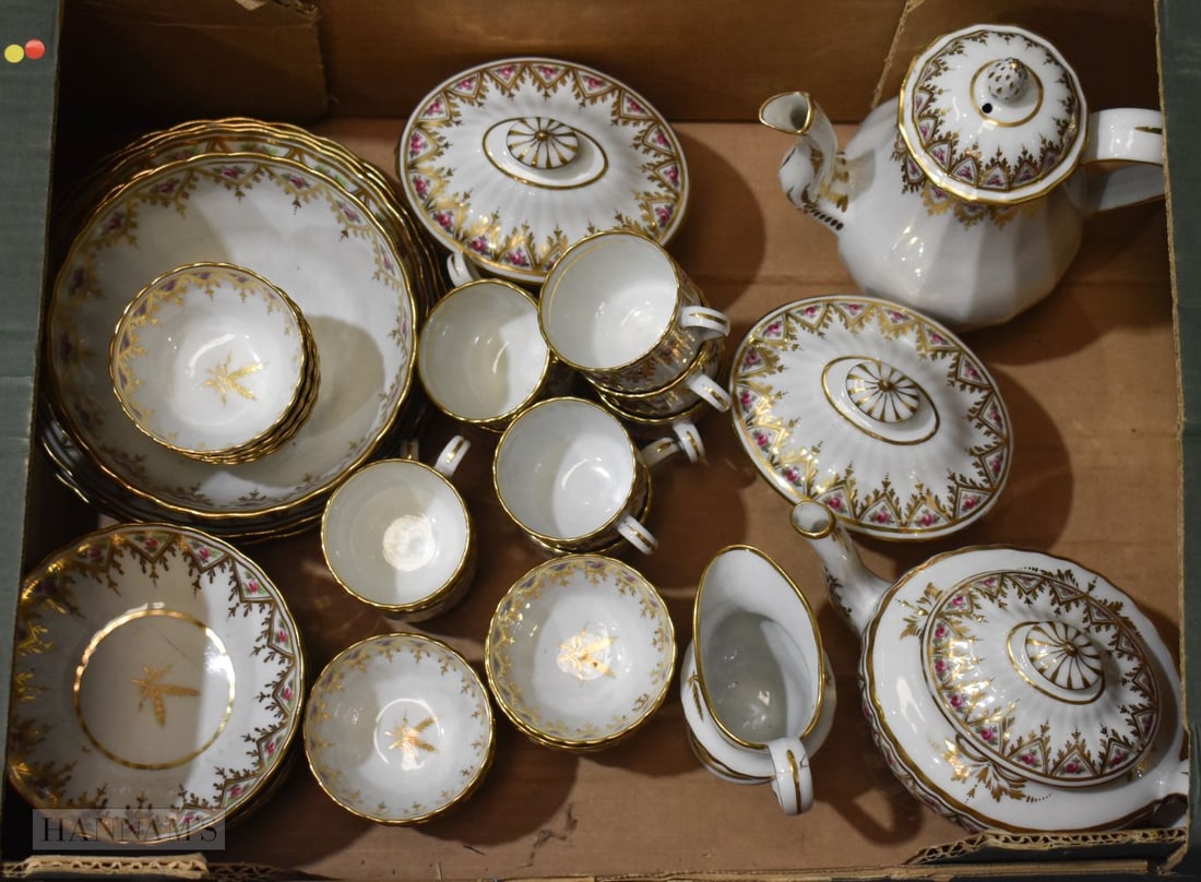 AN EARLY 19TH CENTURY ENGLISH PORCELAIN TEASET possibly New Hall. Largest 25.5 cm high. (qty): AN EARLY 19TH CENTURY ENGLISH PORCELAIN TEASET possibly New Hall. Largest 25.5 cm high. (qty)