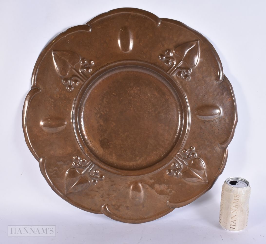 A LARGE ART NOUVEAU COPPER CHARGER. 50 cm wide. (1 of 4)