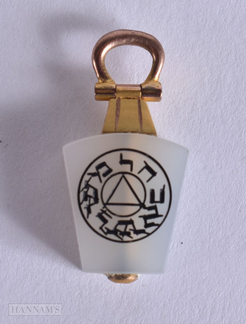 AN ANTIQUE 9CT GOLD AND AGATE MASONIC PENDANT. 3.4 grams. 2.5 cm x 1.25 cm.: AN ANTIQUE 9CT GOLD AND AGATE MASONIC PENDANT. 3.4 grams. 2.5 cm x 1.25 cm.