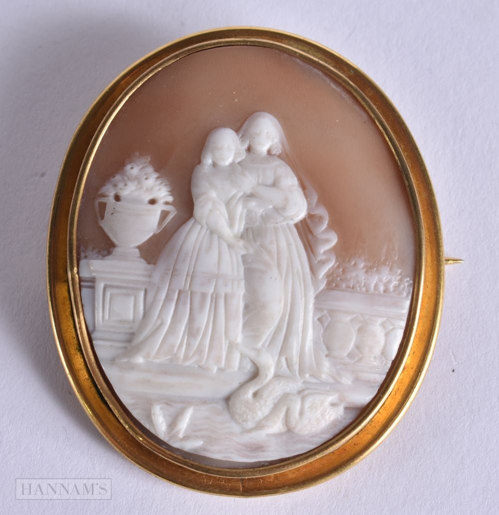 AN ANTIQUE YELLOW METAL CAMEO BROOCH. 16.6 grams. 5.5 cm x 4.5 cm.: AN ANTIQUE YELLOW METAL CAMEO BROOCH. 16.6 grams. 5.5 cm x 4.5 cm.