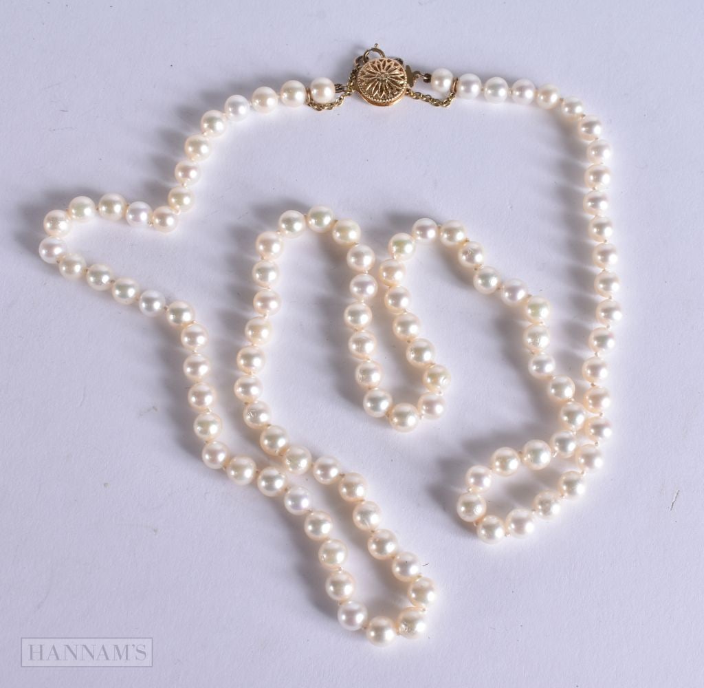 A 14CT GOLD AND PEARL NECKLACE. 44.8 grams. 77 cm long.: A 14CT GOLD AND PEARL NECKLACE. 44.8 grams. 77 cm long.