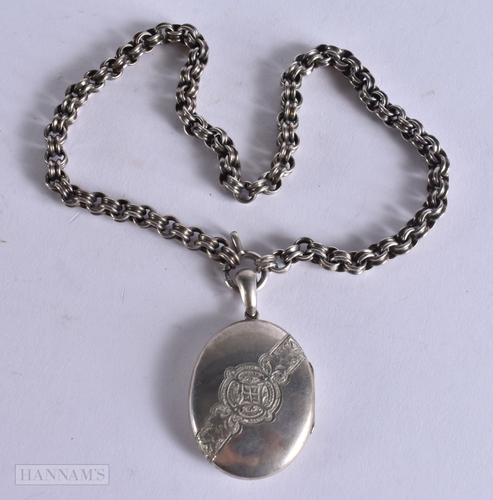 AN ANTIQUE WHITE METAL LOCKET NECKLACE. 37 grams. 42 cm long. (1 of 4)
