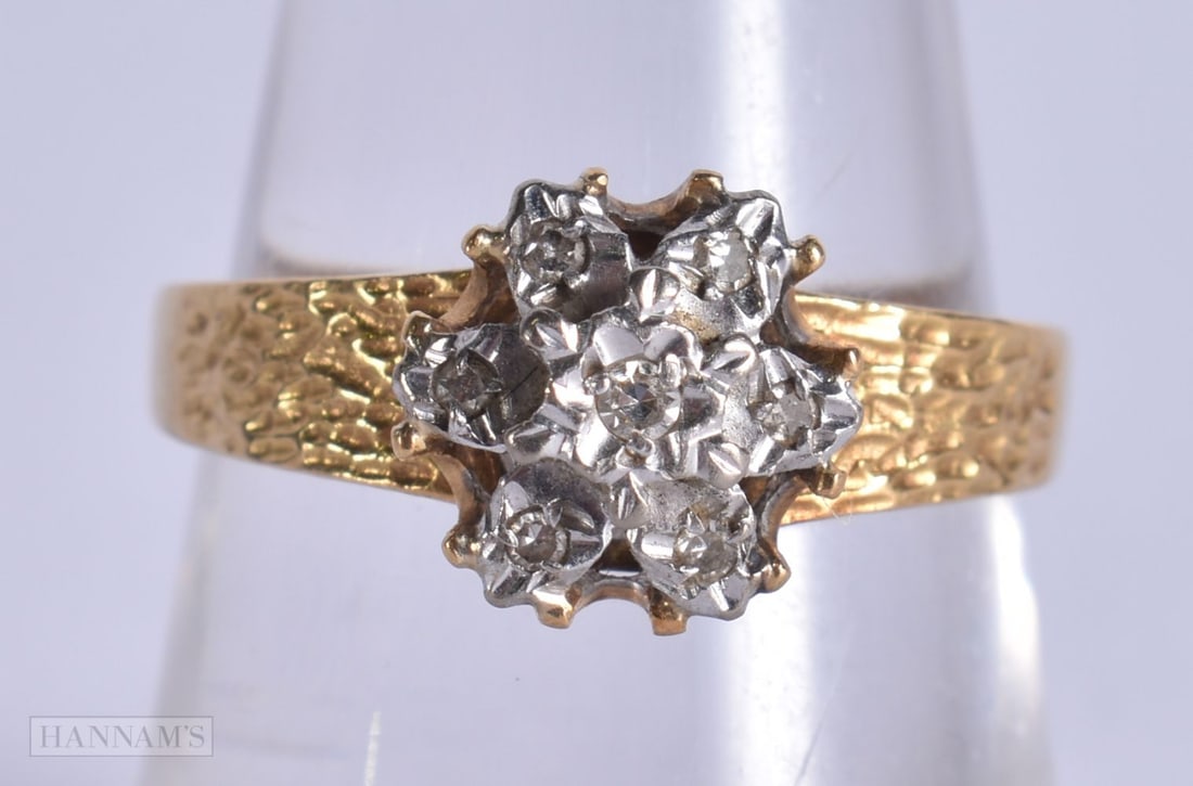 AN 18CT GOLD AND DIAMOND RING. O. 3.3 grams. (1 of 4)