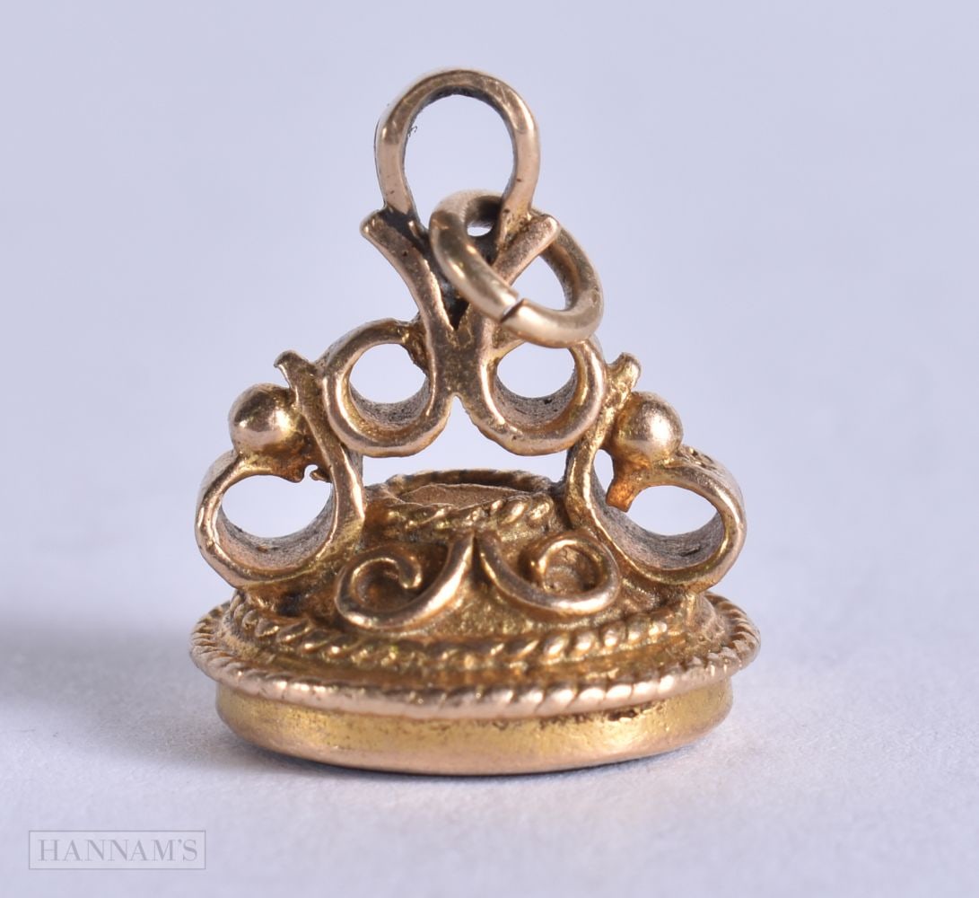 A 9CT GOLD AND AGATE FOB SEAL. 4 grams. 2 cm x 1.5 cm.: A 9CT GOLD AND AGATE FOB SEAL. 4 grams. 2 cm x 1.5 cm.