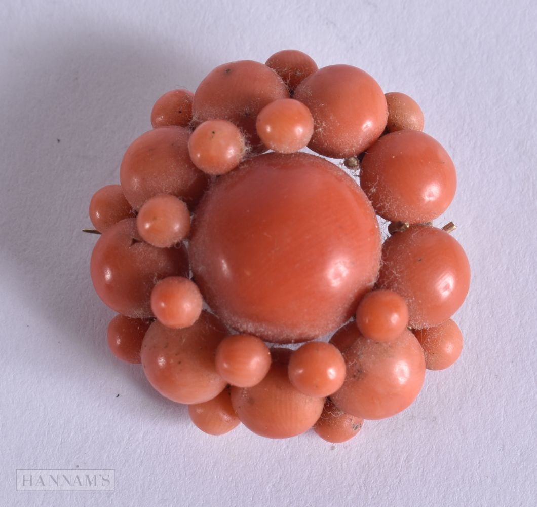 AN ANTIQUE YELLOW METAL CORAL BROOCH. 11.4 grams. 3 cm wide.: AN ANTIQUE YELLOW METAL CORAL BROOCH. 11.4 grams. 3 cm wide.