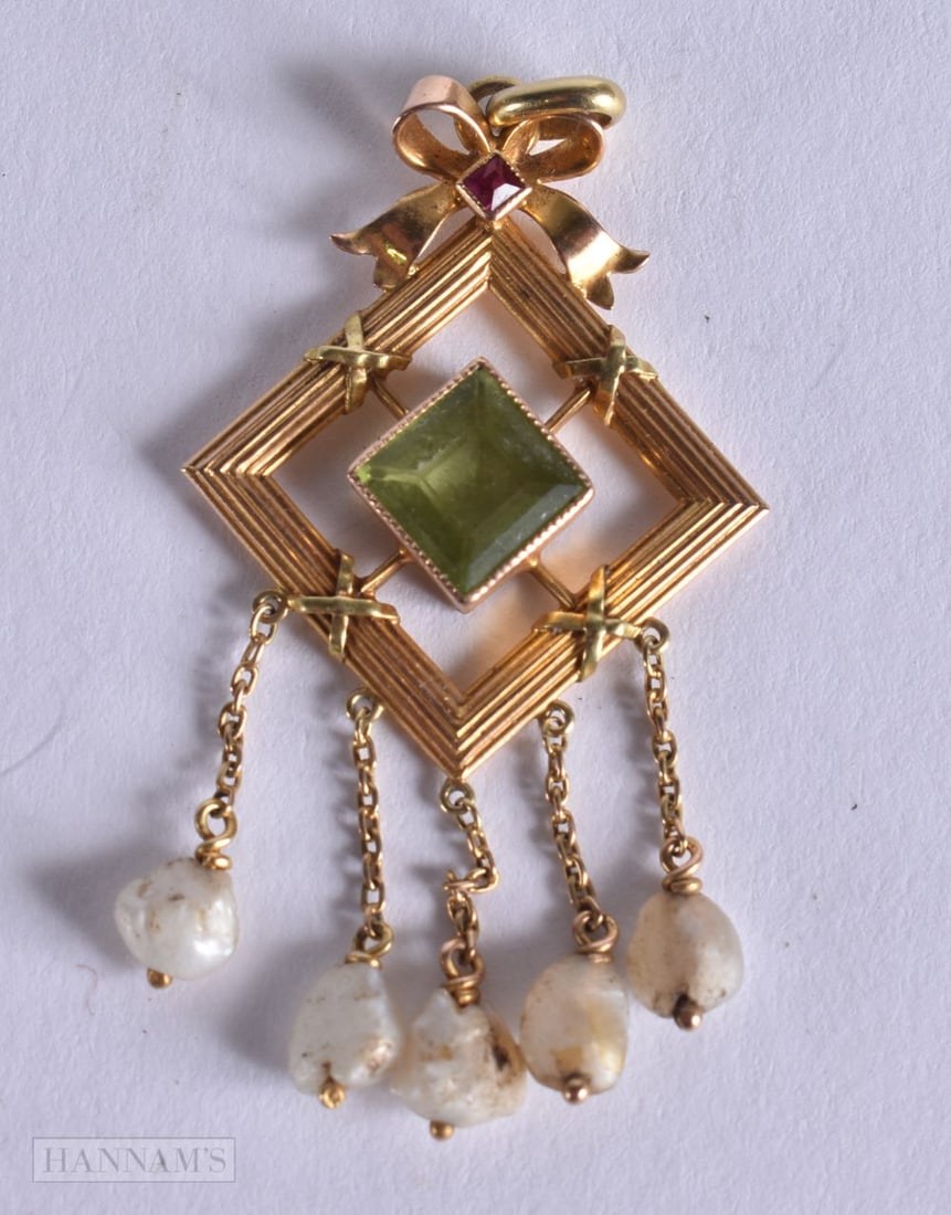 A VICTORIAN 15CT GOLD AND PERIDOT PEARL PENDANT. 3.2 grams. 5 cm x 2.25 cm.: A VICTORIAN 15CT GOLD AND PERIDOT PEARL PENDANT. 3.2 grams. 5 cm x 2.25 cm.