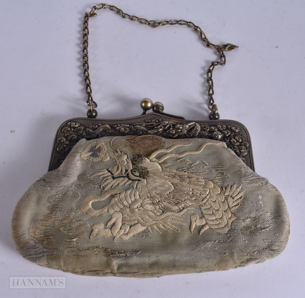 AN EARLY 20TH CENTURY JAPANESE MEIJI PERIOD SILK EMBROIDERED PURSE. 15 cm x 21 cm excluding chain. (1 of 3)