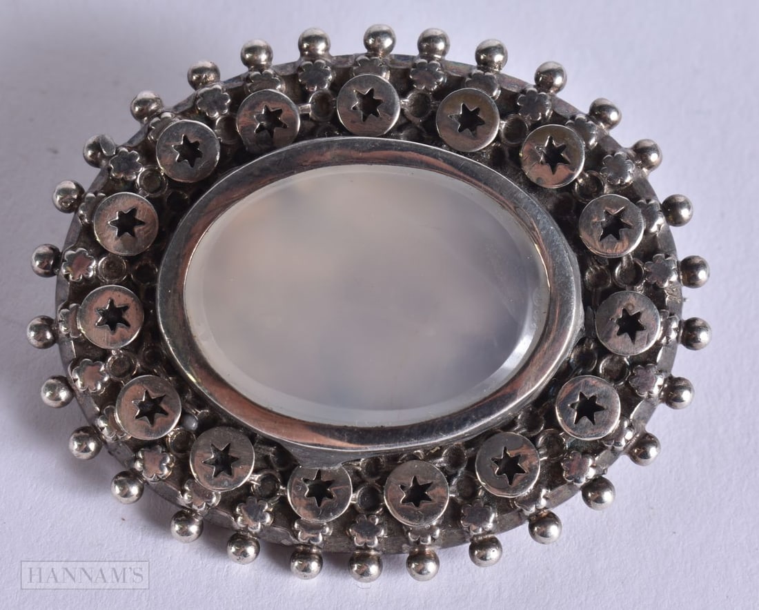AN ANTIQUE SILVER AND MOONSTONE BROOCH. 20 grams. 5 cm x 4 cm.: AN ANTIQUE SILVER AND MOONSTONE BROOCH. 20 grams. 5 cm x 4 cm.