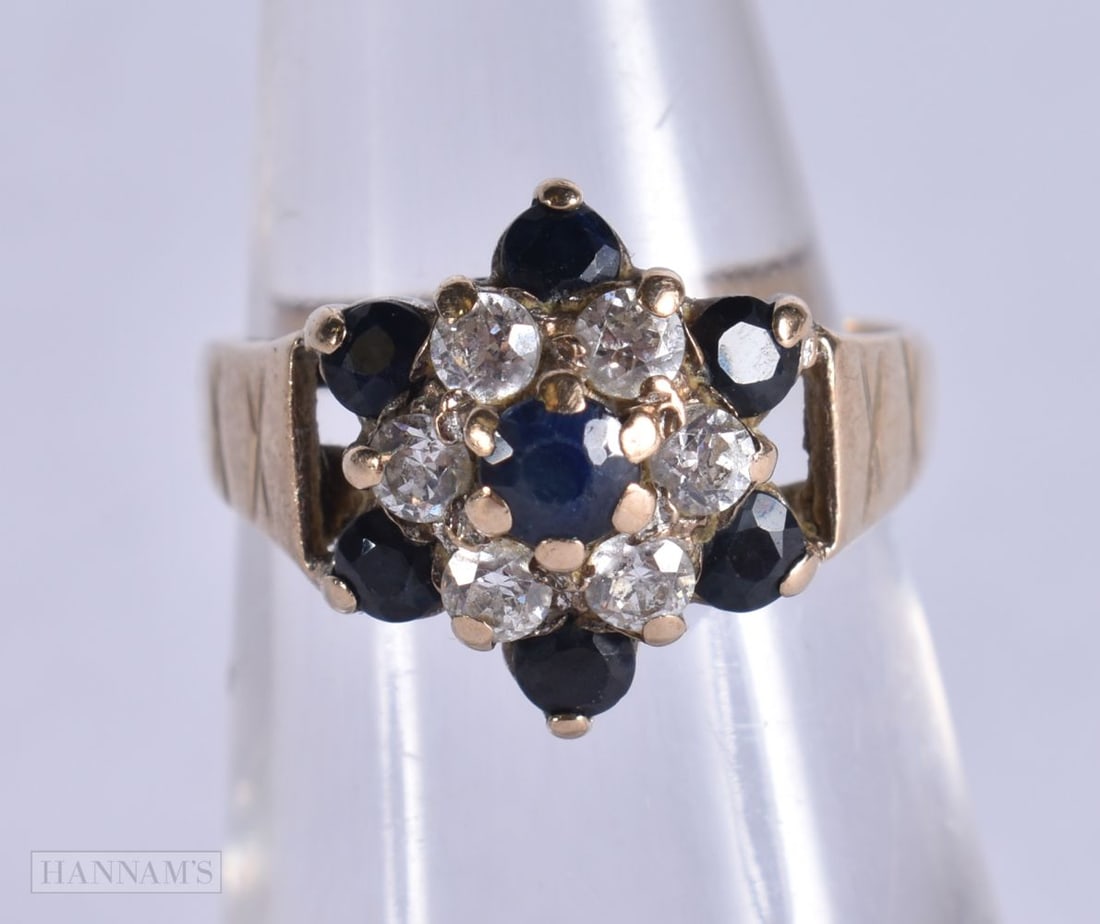 A 9CT GOLD AND SAPPHIRE RING. 2.9 grams. L. (1 of 4)