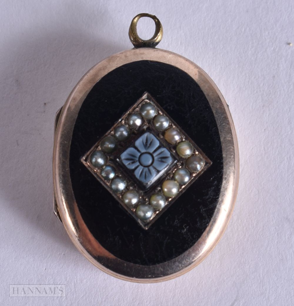 AN ANTIQUE YELLOW METAL AND PEARL MOURNING PENDANT. 7.7 grams. 3 cm x 2 cm.: AN ANTIQUE YELLOW METAL AND PEARL MOURNING PENDANT. 7.7 grams. 3 cm x 2 cm.