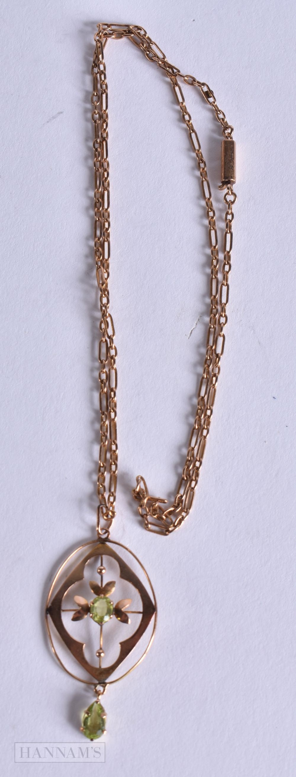 A 9CT GOLD AND PERIDOT NECKLACE. 4.5 grams. 46 cm long.: A 9CT GOLD AND PERIDOT NECKLACE. 4.5 grams. 46 cm long.