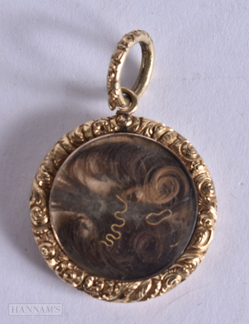 AN ANTIQUE YELLOW METAL MOURNING PENDANT. 11.1 grams. 4.5 cm wide. (1 of 3)