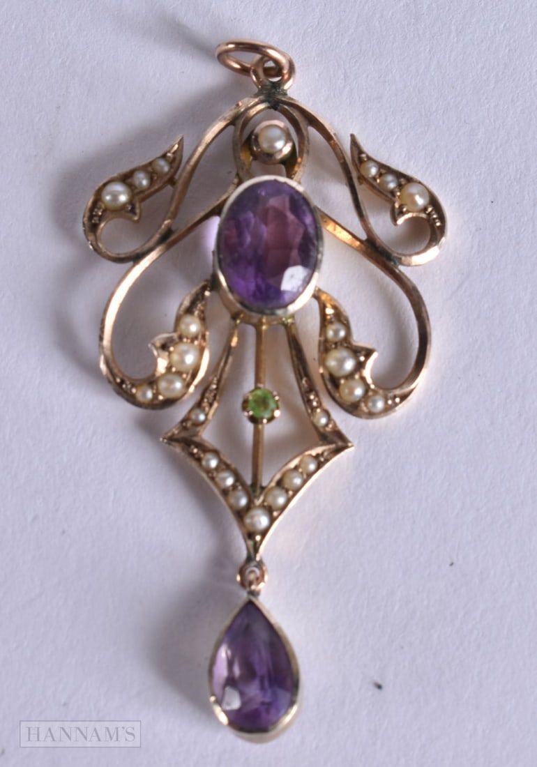 A 9CT GOLD AND AMETHYST PENDANT. 3.3 grams. 4.75 cm x 2.25 cm.: A 9CT GOLD AND AMETHYST PENDANT. 3.3 grams. 4.75 cm x 2.25 cm.