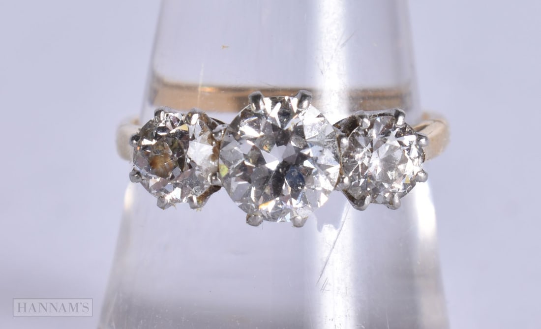 A FINE 18CT GOLD TWO CARAT DIAMOND RING. 3.6 grams. P.: A FINE 18CT GOLD TWO CARAT DIAMOND RING. 3.6 grams. P.