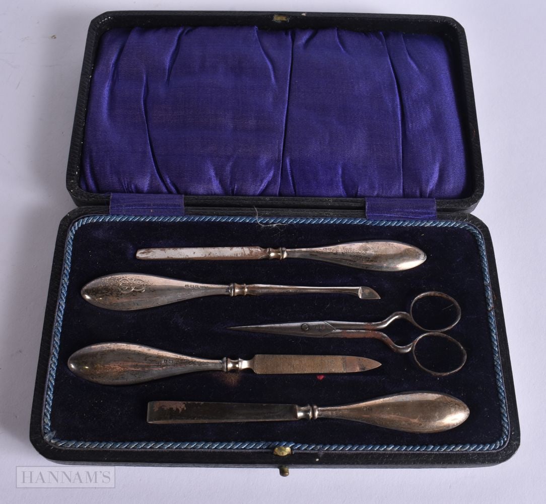 A SILVER HANDLED SEWING SET. 18 cm x 10 cm. (1 of 4)