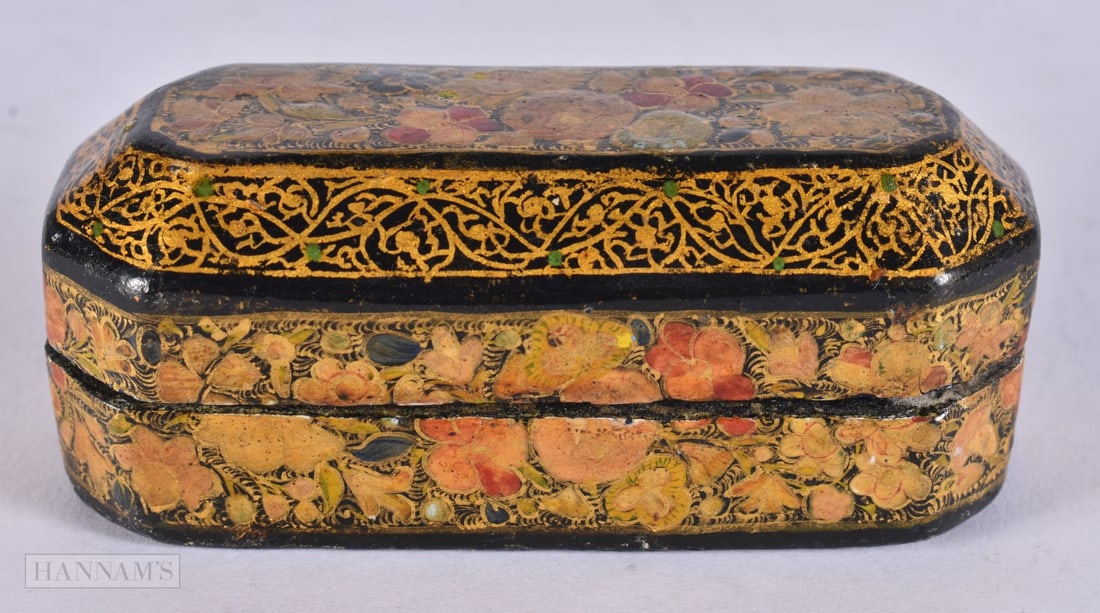 AN ANTIQUE PAPIER MACHE QAJAR SNUFF BOX. 8 cm wide. (1 of 4)