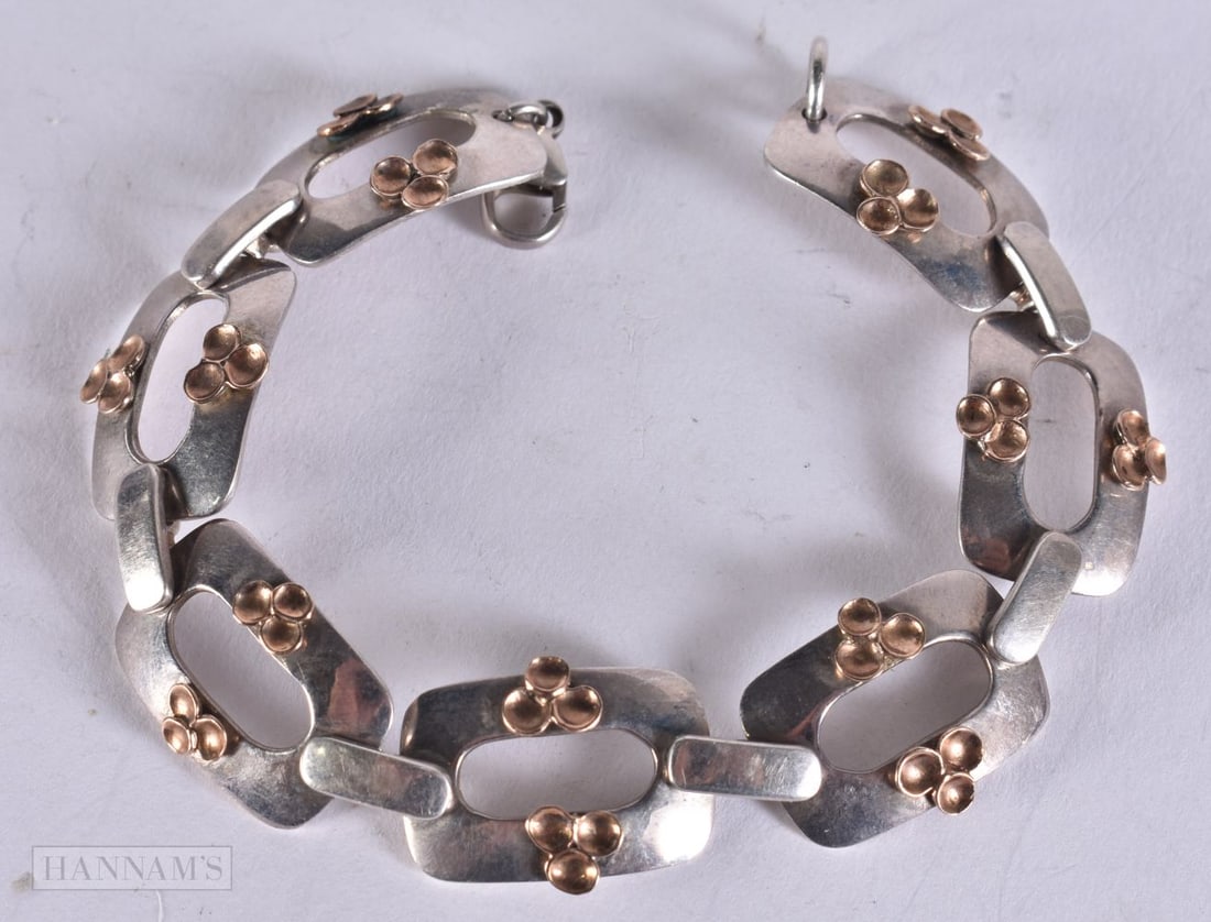 A DESIGNER SILVER BRACELET. 25.7 grams. 19 cm long. (1 of 3)
