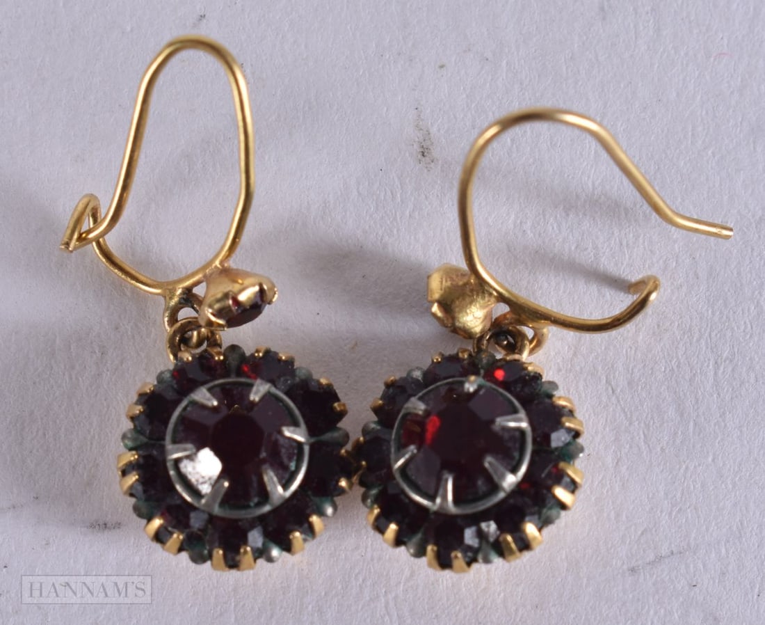A PAIR OF 9CT GOLD GARNET EARRINGS. 1.3 grams. 2.5 cm x 1 cm.: A PAIR OF 9CT GOLD GARNET EARRINGS. 1.3 grams. 2.5 cm x 1 cm.