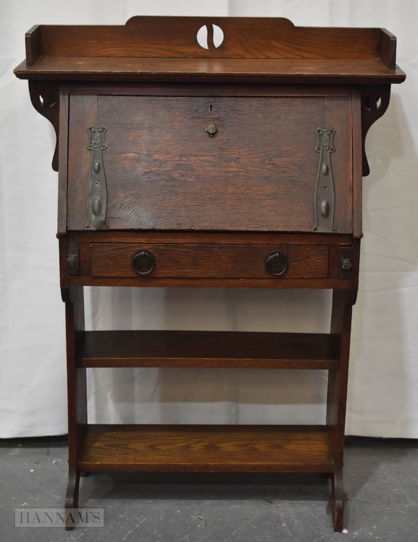 AN ARTS AND CRAFTS DESK CABINET. 115 cm x 82 cm x 22 cm.: AN ARTS AND CRAFTS DESK CABINET. 115 cm x 82 cm x 22 cm.