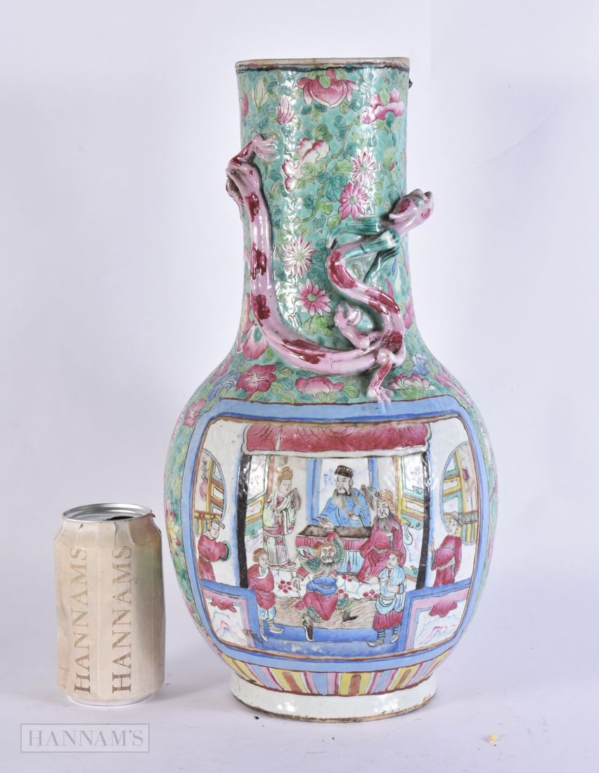 A LARGE 19TH CENTURY CHINESE FAMILLE ROSE PORCELAIN VASE Qing. 38 cm x 12 cm.: A LARGE 19TH CENTURY CHINESE FAMILLE ROSE PORCELAIN VASE Qing. 38 cm x 12 cm.