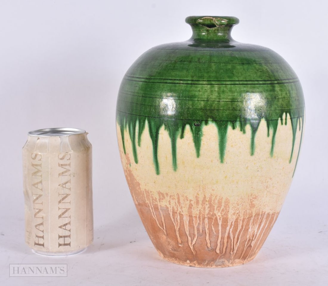 A FINE CHINESE TANG DYNASTY GREEN-GLAZED POTTERY JAR (AD 618-907). 22 cm x 14 cm.: A FINE CHINESE TANG DYNASTY GREEN-GLAZED POTTERY JAR (AD 618-907). 22 cm x 14 cm.