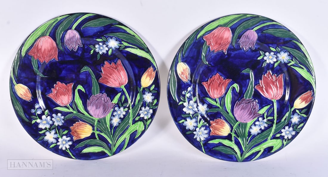 A PAIR OF MALING TUBE LINED POTTERY PLATES. 28 cm wide.: A PAIR OF MALING TUBE LINED POTTERY PLATES. 28 cm wide.