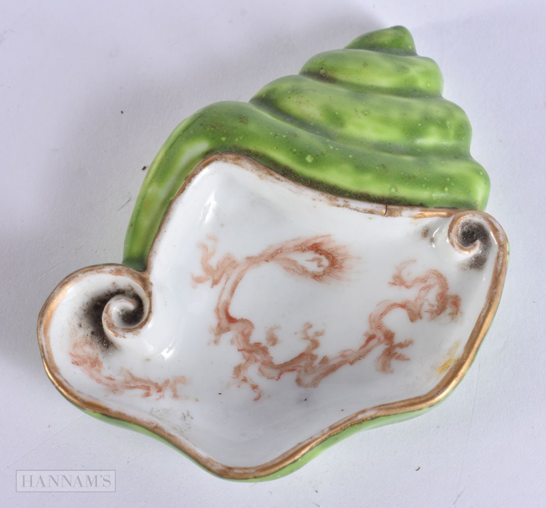 A CHINESE QING DYNASTY LIME GREEN PORCELAIN SCHOLARS SHELL bearing Qianlong marks to base. 9 cm x 7: A CHINESE QING DYNASTY LIME GREEN PORCELAIN SCHOLARS SHELL bearing Qianlong marks to base. 9 cm x 7 cm.
