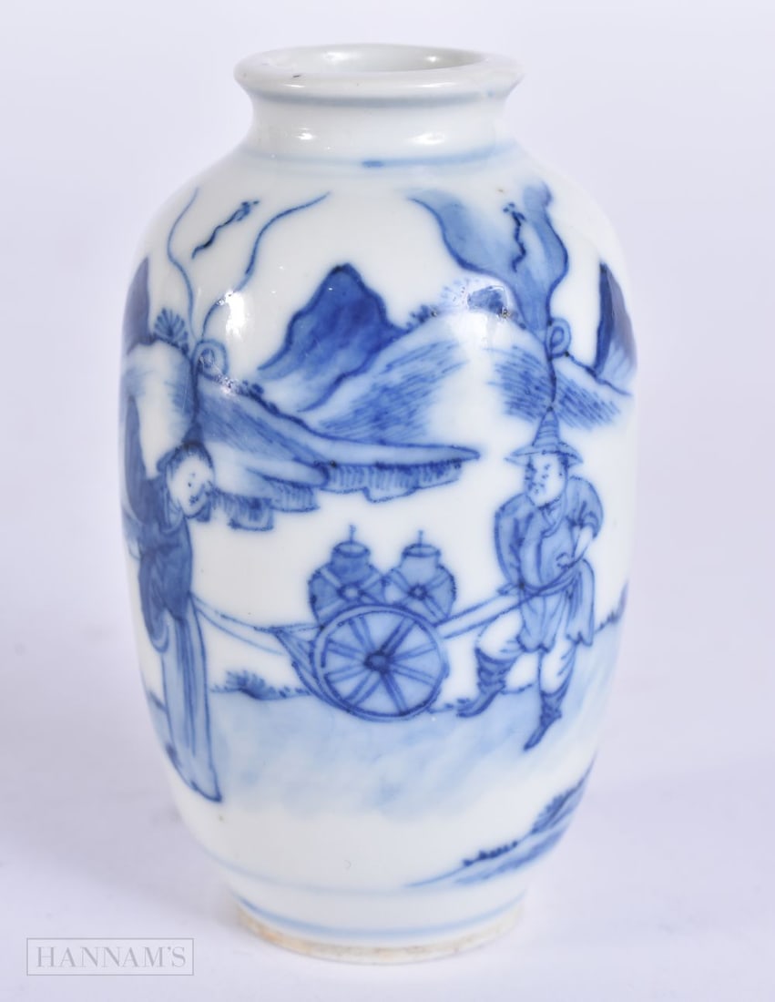 A 19TH CENTURY CHINESE BLUE AND WHITE PORCELAIN SNUFF BOTTLE Qing, painted with figures pulling a ca: A 19TH CENTURY CHINESE BLUE AND WHITE PORCELAIN SNUFF BOTTLE Qing, painted with figures pulling a cart. 7 cm high.