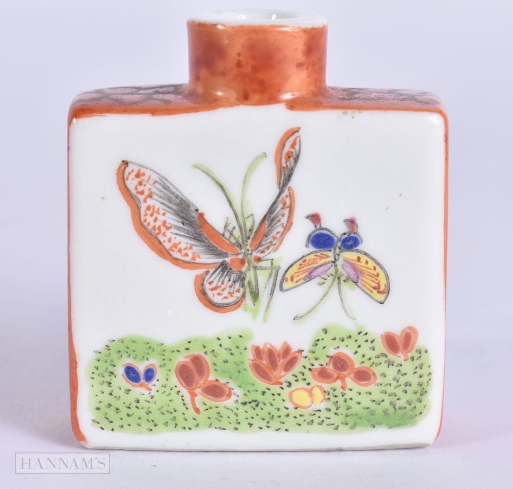 AN EARLY 20TH CENTURY CHINESE PORCELAIN BUTTERFLY SNUFF BOTTLE Late Qing/Republic. 4 cm x 3.5 cm.: AN EARLY 20TH CENTURY CHINESE PORCELAIN BUTTERFLY SNUFF BOTTLE Late Qing/Republic. 4 cm x 3.5 cm.