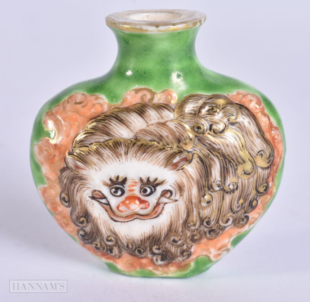 A 19TH CENTURY CHINESE PORCELAIN BUDDHISTIC LION SNUFF BOTTLE Late Qing. 4 cm x 3.75 cm.: A 19TH CENTURY CHINESE PORCELAIN BUDDHISTIC LION SNUFF BOTTLE Late Qing. 4 cm x 3.75 cm.