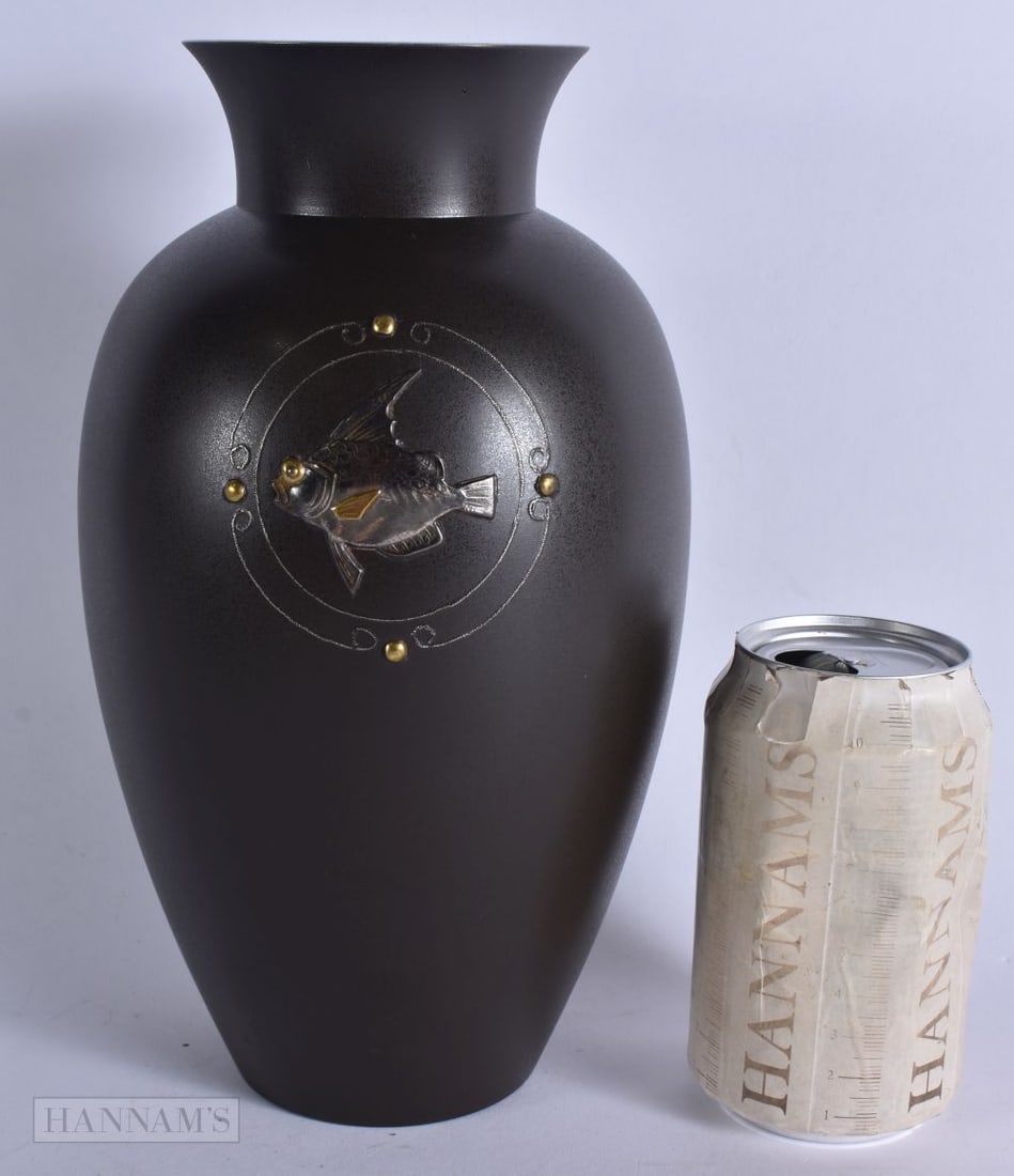 AN EARLY 20TH CENTURY JAPANESE TAISHO PERIOD MIXED METAL VASE decorated with an angel fish. 24.5 cm (1 of 5)