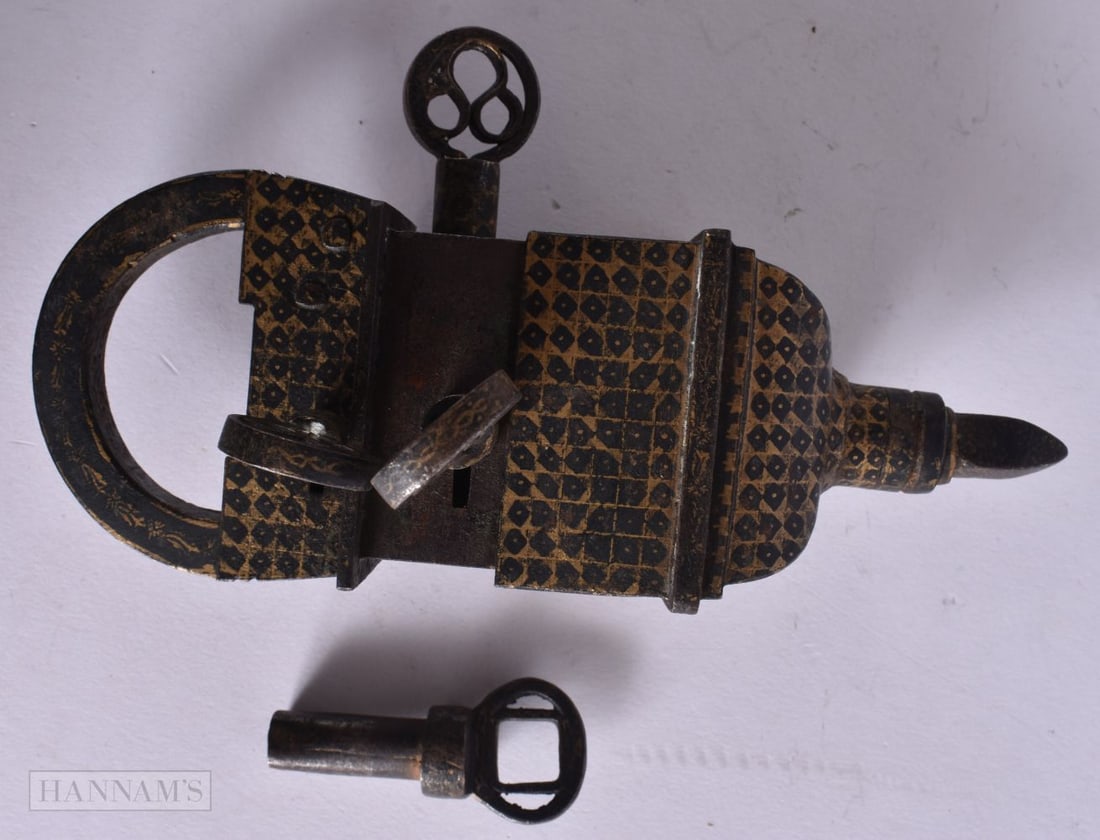 AN 18TH/19TH CENTURY INDIAN KOFTGARI GILDED IRON LOCK. 16 cm x 9 cm.: AN 18TH/19TH CENTURY INDIAN KOFTGARI GILDED IRON LOCK. 16 cm x 9 cm.