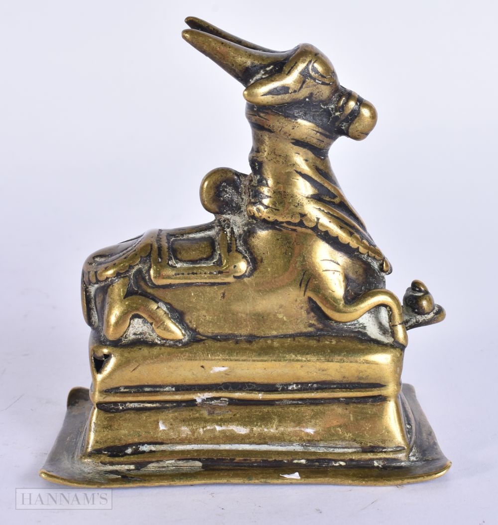 AN 18TH/19TH CENTURY INDIAN BRONZE HINDU NANDI COW. 10 cm x 8 cm. (1 of 5)