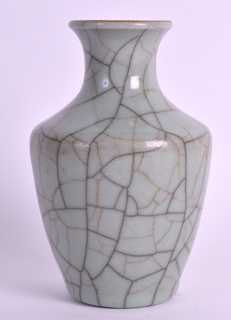A CHINESE GE TYPE CRACKLE GLAZED VASE Late Qing, with