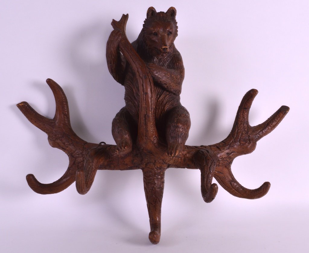 AN EARLY 20TH CENTURY BAVARIAN BLACK FOREST COAT STAND: AN EARLY 20TH CENTURY BAVARIAN BLACK FOREST COAT STAND modelled as a bear clambering upon a tree stump. 1ft 6ins high x 1ft 10ins wide.