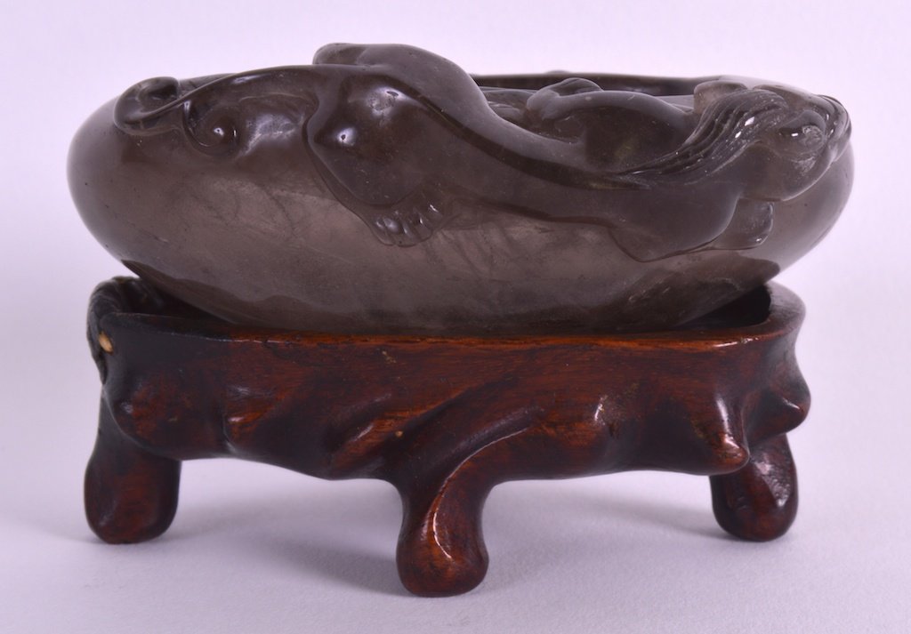 AN EARLY 20TH CENTURY CHINESE CARVED AGATE BRUSH WASHER: AN EARLY 20TH CENTURY CHINESE CARVED AGATE BRUSH WASHER Late Qing, decorate with roaming chilong. 3.75ins wide. £50-75