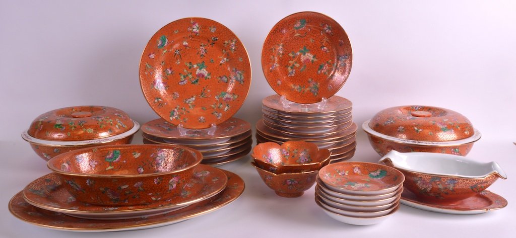 MID 20TH CENTURY CHINESE CORAL GROUND DINNER SERVICE: MID 20TH CENTURY CHINESE CORAL GROUND DINNER SERVICE bearing Qianlong marks to base, comprising of tureens, serving platters, sauce boats, dinner plates, side plates etc. (32)