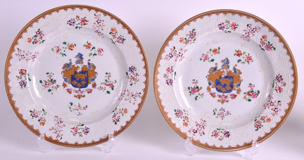 A PAIR OF SAMSONS OF PARIS CHINESE EXPORT STYLE PLATES: A PAIR OF SAMSONS OF PARIS CHINESE EXPORT STYLE PLATES bearing spurious crest and floral border. 9ins diameter.