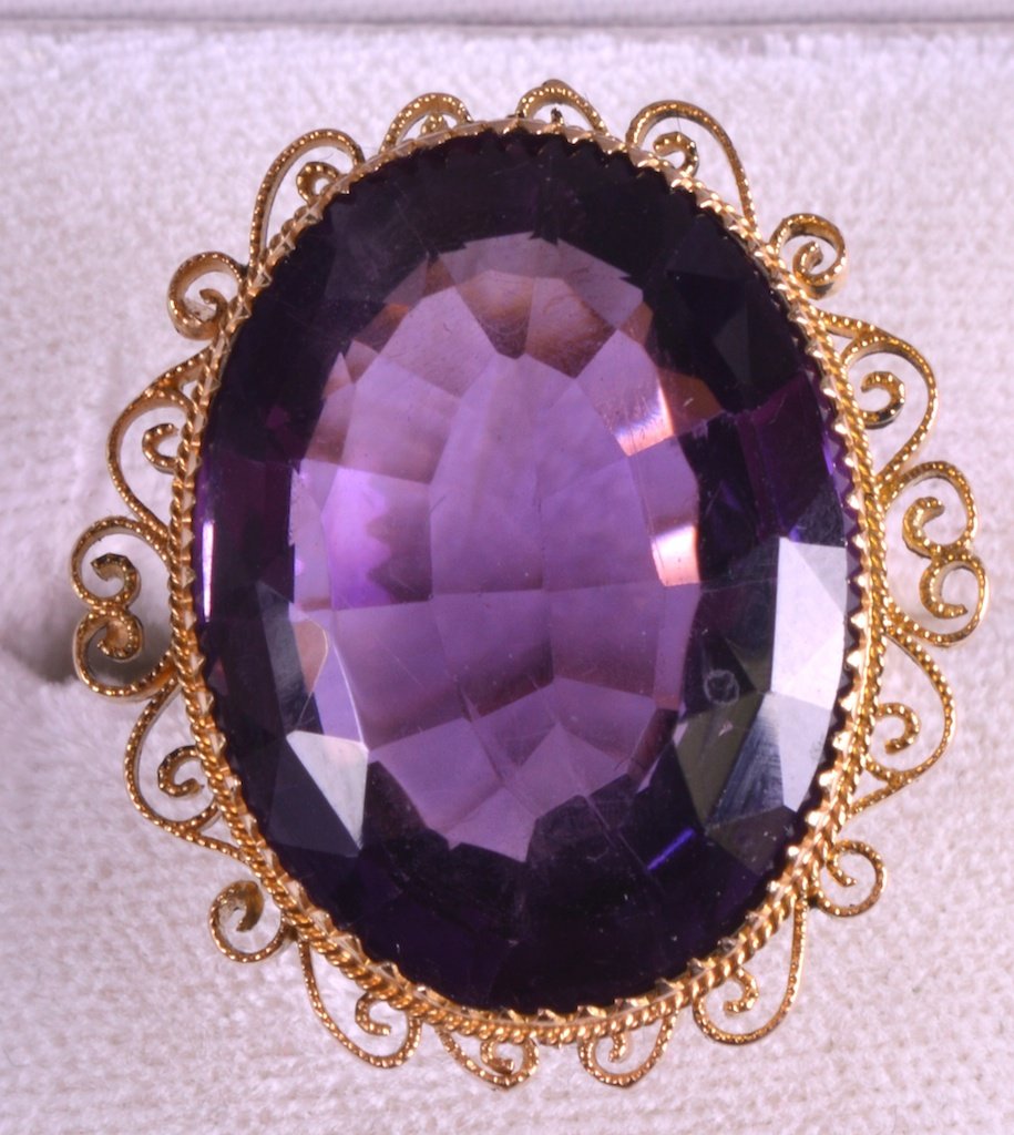 AN 18K EDWARDIAN LADIES YELLOW GOLD AND AMETHYST RING.: AN 18K EDWARDIAN LADIES YELLOW GOLD AND AMETHYST RING.