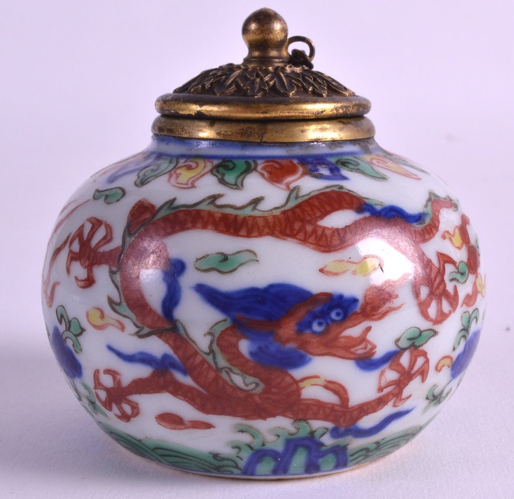 A CHINESE QING DYNASTY WUCAI PORCELAIN BRUSH WASHER: A CHINESE QING DYNASTY WUCAI PORCELAIN BRUSH WASHER bearing Wanli marks to base, with French gilt metal acanthus capped mounts, painted with five claw dragons and motifs. 3ins diameter.